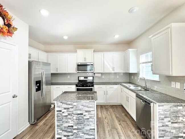 Foto del edificio - 6217 Ahoskie Dr