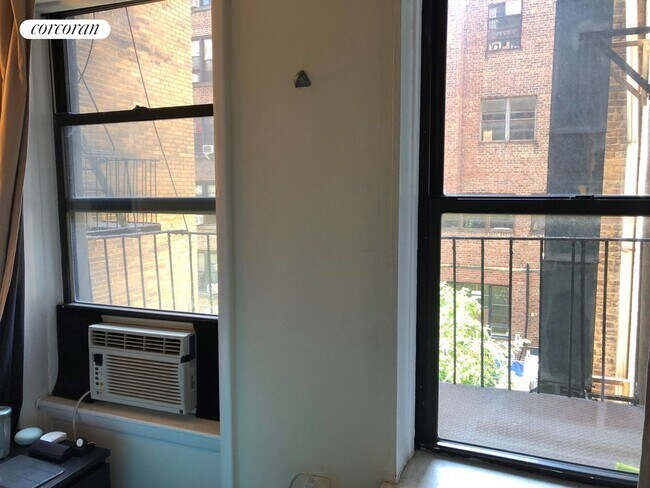 Building Photo - 250 W 72nd St