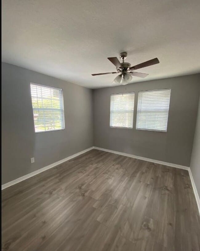 Building Photo - Charming Upstairs 2/1 - Available Now!