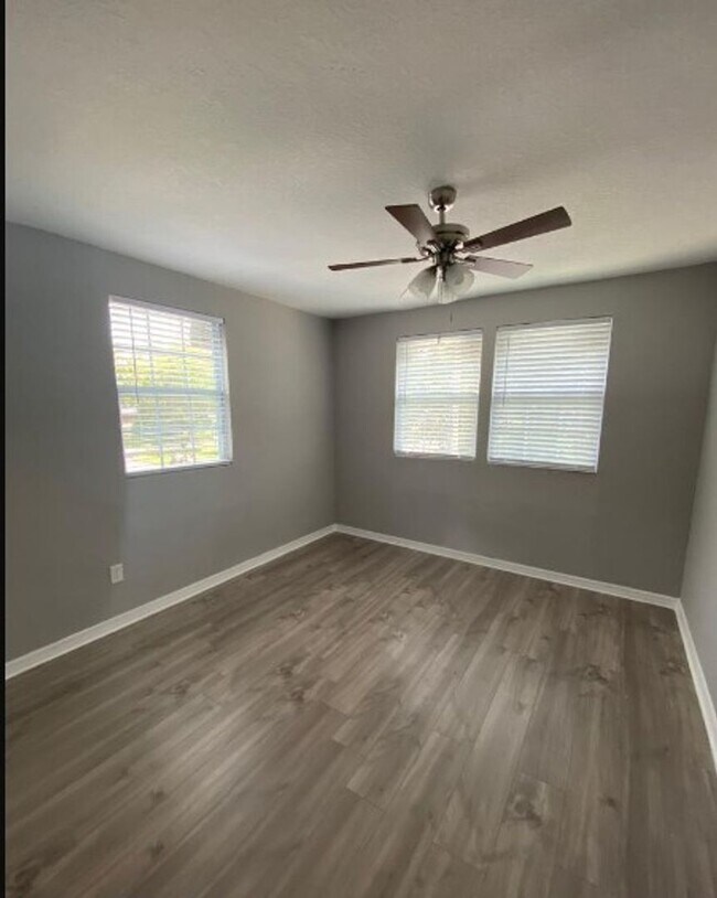 Building Photo - Charming Upstairs 2/1 - Coming Soon.