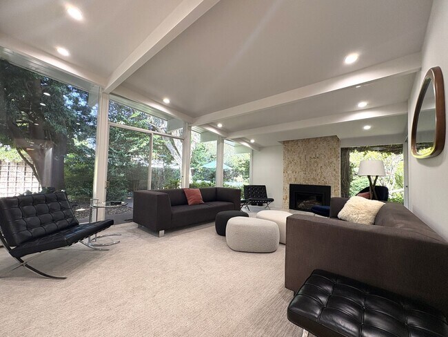 Foto del edificio - Eichler-Style Gem in Desirable Triple El N...