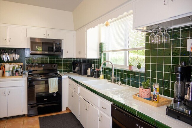 Foto del edificio - 629 Bird Rd