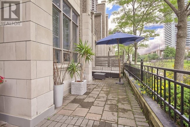 Photo du bâtiment - 388 Prince of Wales Dr