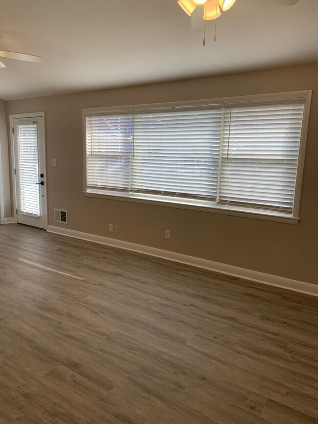 Foto del edificio - Updated 3 Bedroom, 1 Bath House Close to t...