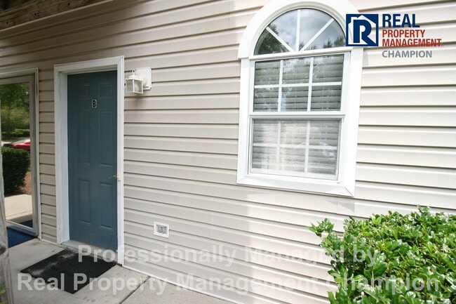 Building Photo - Spacious 2 BD/1 BA First Floor Condo w/Cen...