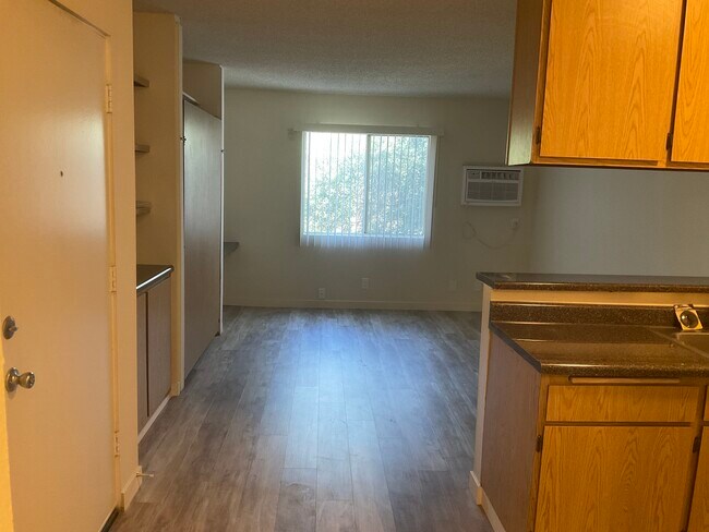 Building Photo - 10237 Fernglen Ave