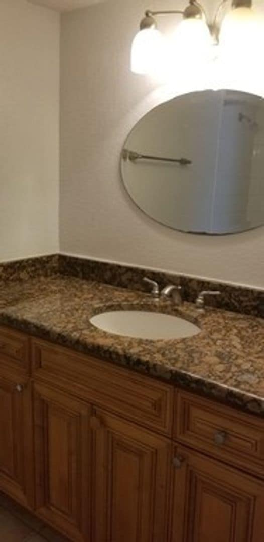 Building Photo - Privately owned 3 bedroom condo