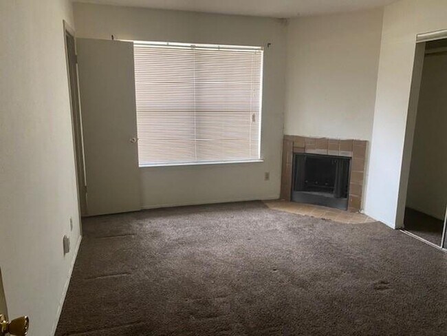 Building Photo - 2 Bed 2.5 Bath