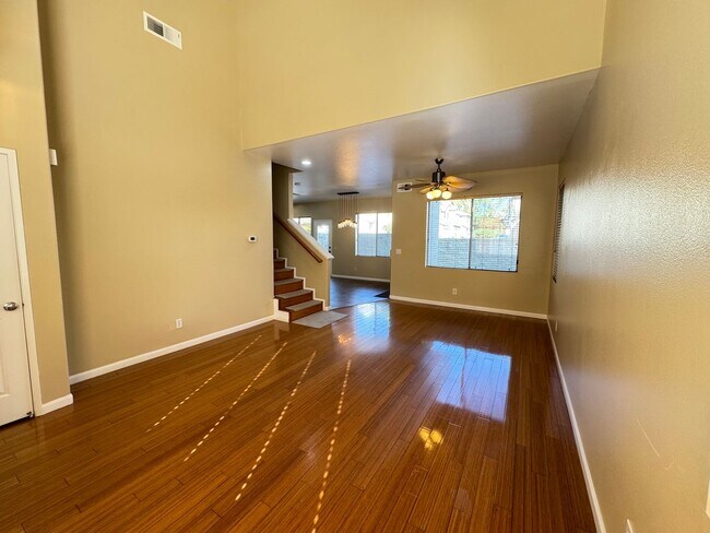 Foto del edificio - Immaculate 4Bd/2.5Ba Home with New Fridge, AC, Fenced Back Patio in Aliso Viejo!