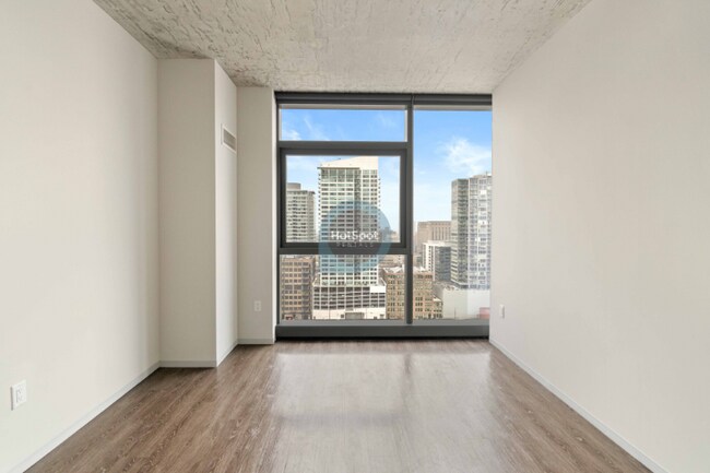 Building Photo - 725 S Clark St