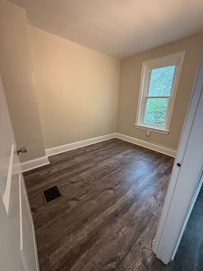 Building Photo - 3 Bedroom Renovated Townhome