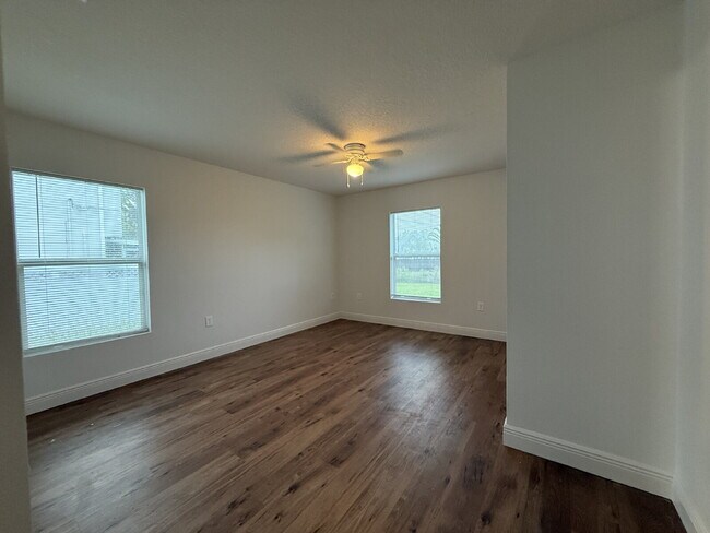 Building Photo - 4 bedroom, 2 bathroom single family home!