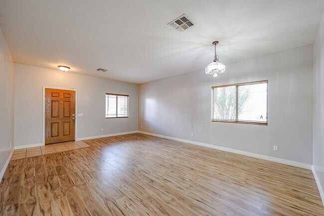 Foto del edificio - Coming Soon!! 5 Bedroom Home in West Phoenix