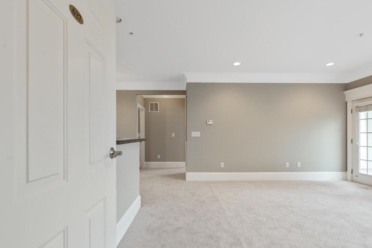 Foto principal - 627 Waterford Lake Dr