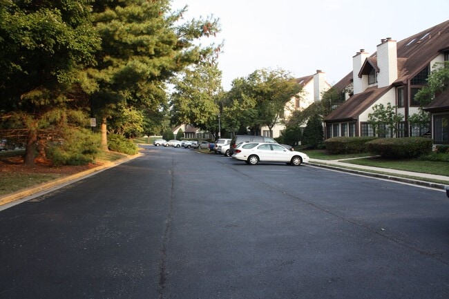 Building Photo - Crofton 2 bed , 2 bath, 2 level condo