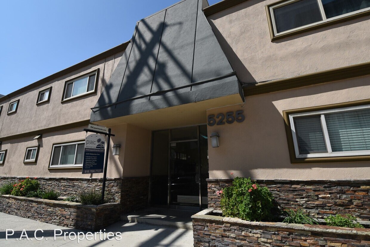 Studio, 1 bath Apartment 5255 Blakeslee Room for Rent in Los