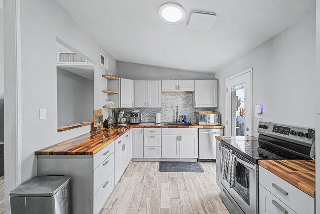 Foto del edificio - 2025 E Howe Ave