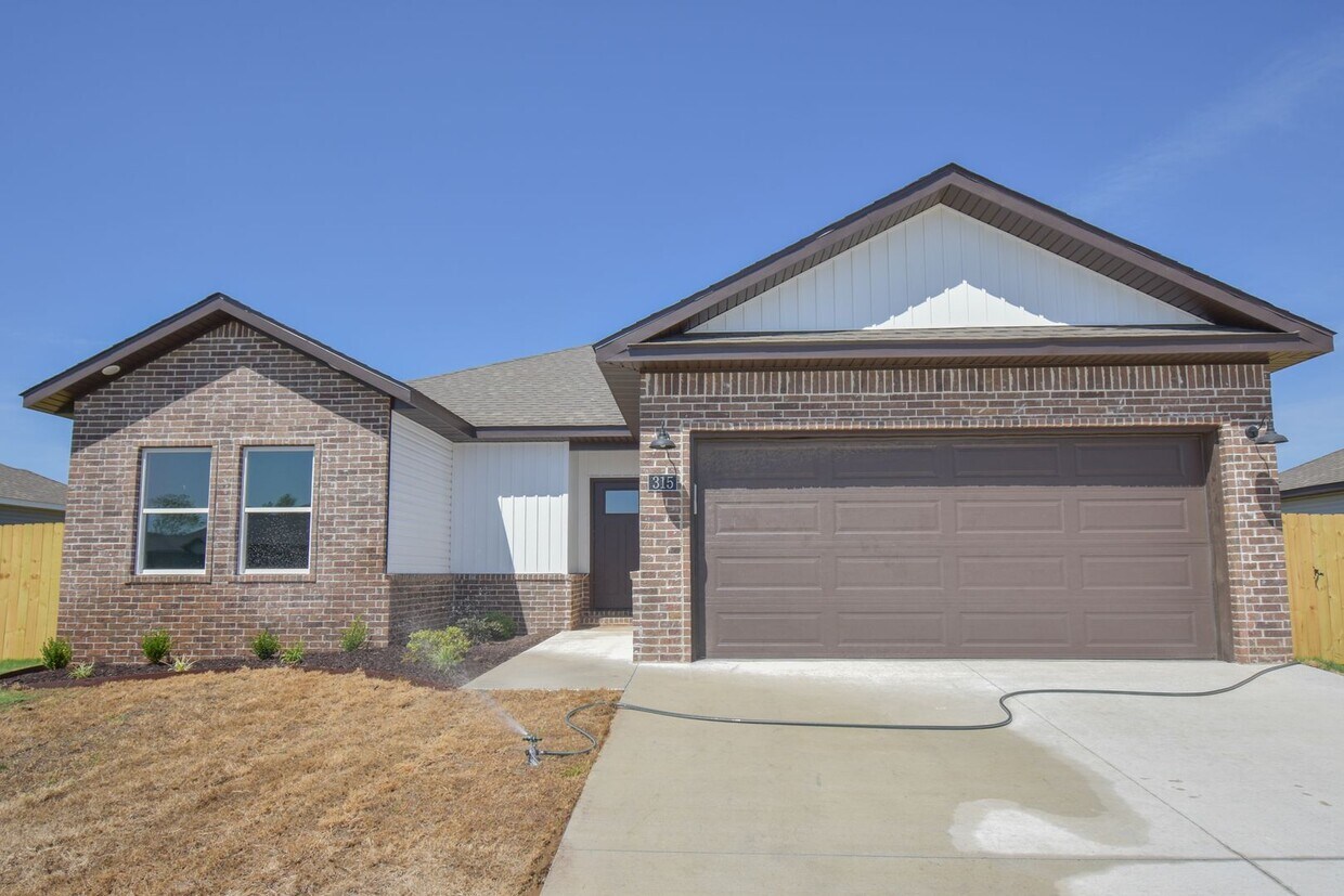Foto principal - Nice 3 Bedroom 2 Baths Farmington heights!!
