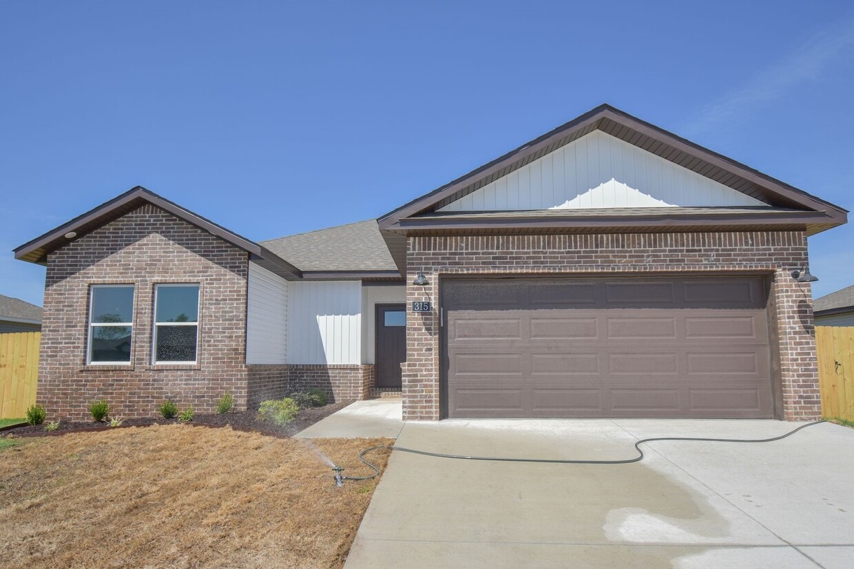 Primary Photo - Nice 3 Bedroom 2 Baths Farmington heights!!