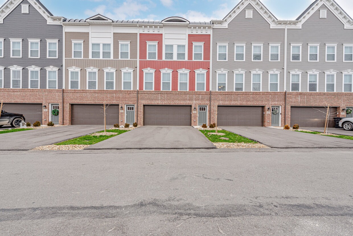 Foto principal - White Oak Court Townhomes