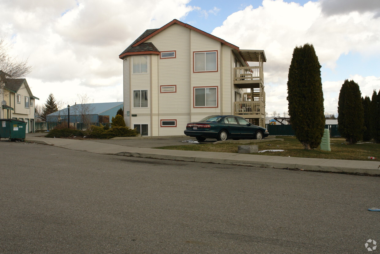 Building Photo - 830 N Siony Ln