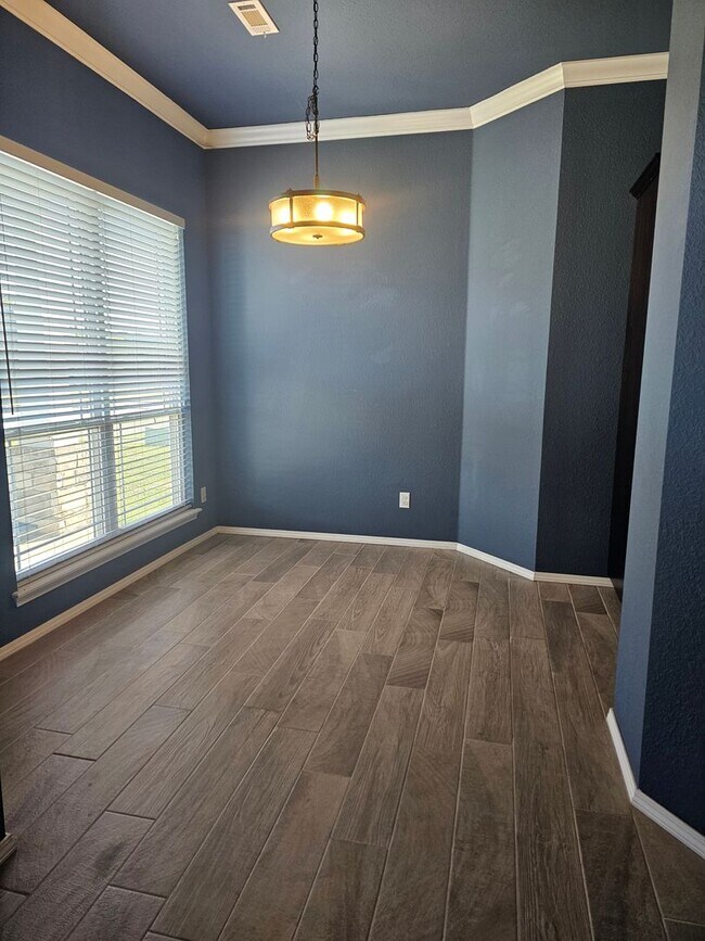 Building Photo - Spacious 3 Bedroom Rental **Available Now**