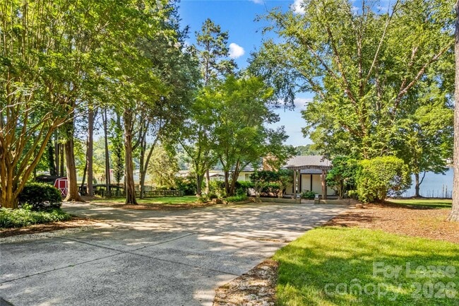 Building Photo - 118 Revere Dr