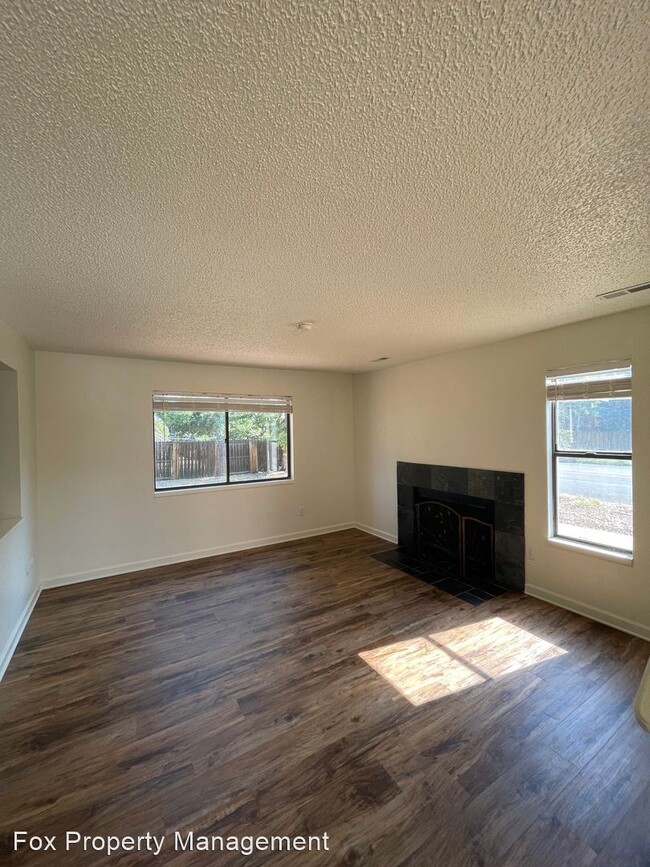 Building Photo - 3 br, 2.5 bath House - 1219 W. Centaur Cir...