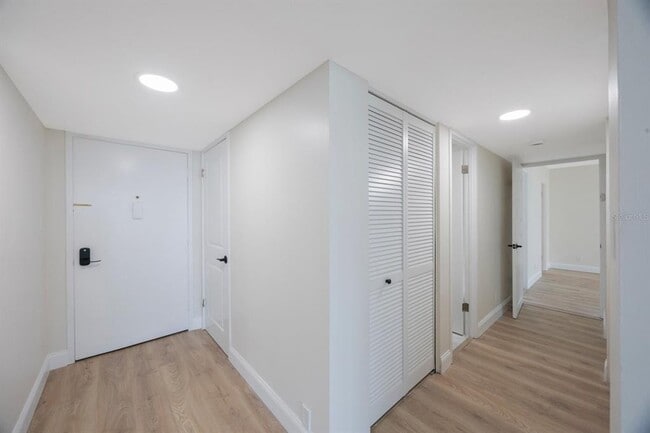 Foto del edificio - 7400 Sun Island Dr S