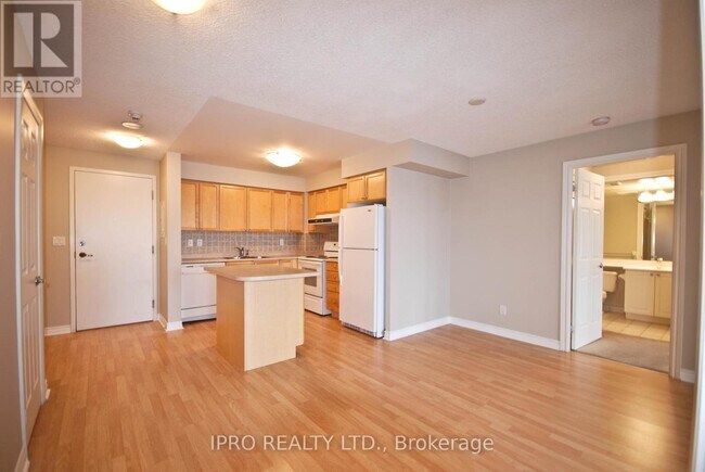 Photo du bâtiment - 3888-3888 Duke of York Blvd