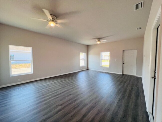 Foto del edificio - Beautiful home built in 2024.  This cozy 3 bedroom 2 bath Home is ready for move in!!