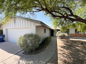 Building Photo - 916 E Campus Dr
