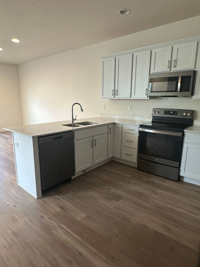 Building Photo - GET $2299 OFF FIRST FULL MONTH OF RENT!!!!