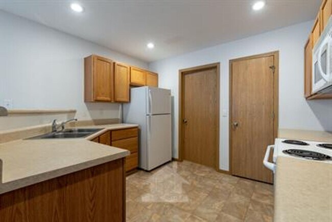 Foto del edificio - AVAILABLE MID AUGUST - PHOTOS ARE OF SIMIL...