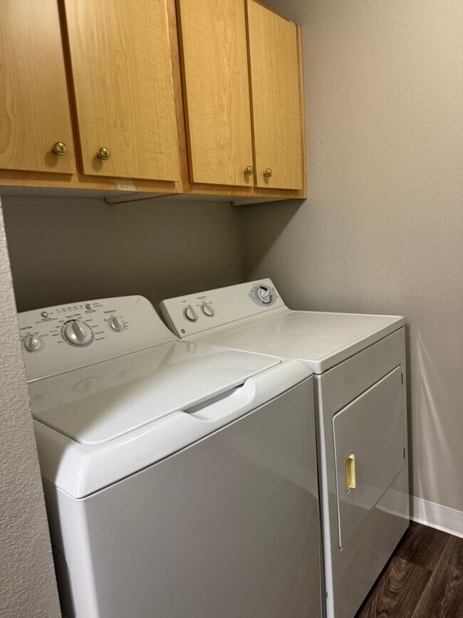 Foto del edificio - Life Just Got Better Come See For Yourself At Powell Court Apartments!!