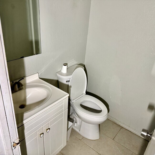 Foto del edificio - 933 NW Summercrest Blvd