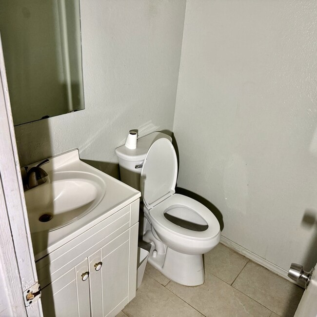 Photo - 933 NW Summercrest Blvd (Burleson, TX) Townhome