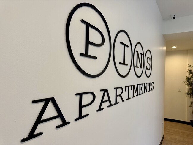 Apartamentos Pins - 2105 Eastern Ave