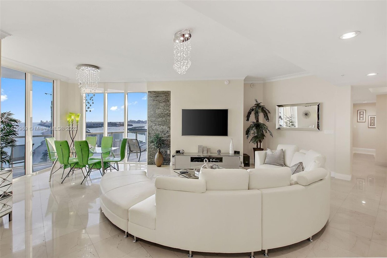 Foto principal - 16699 Collins Ave