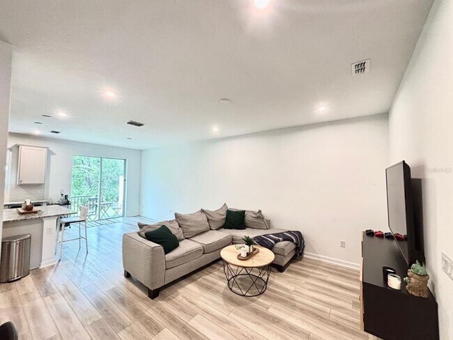 Building Photo - 1010 Spring Palms Lp