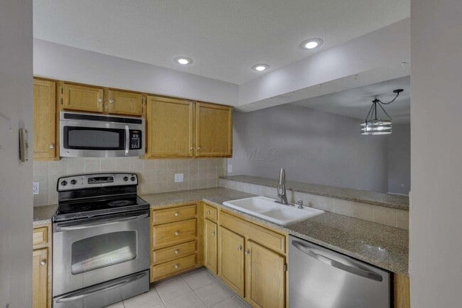 Building Photo - 1211 Rivercrest Dr S