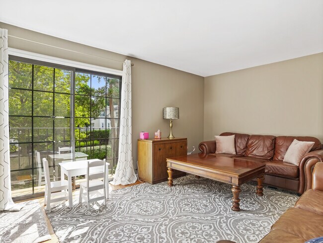 Foto del edificio - 272 Hubbard Ave