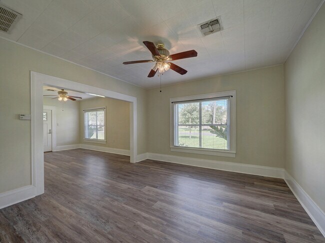 Dining Area - 442 W Yoakum Ave