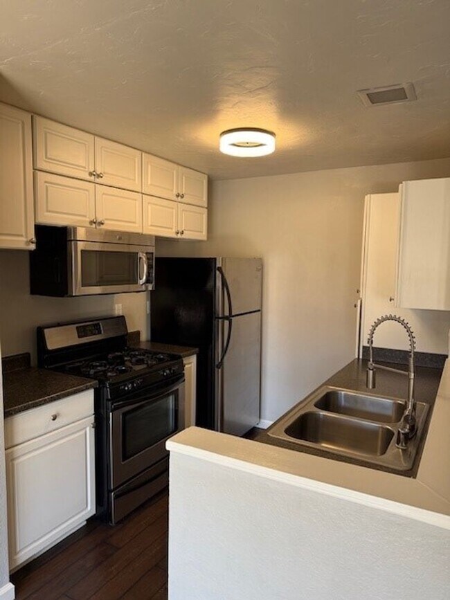 Foto del edificio - 1 bedroom/1 bath upstairs unit in Sabre Springs - Ava Now!