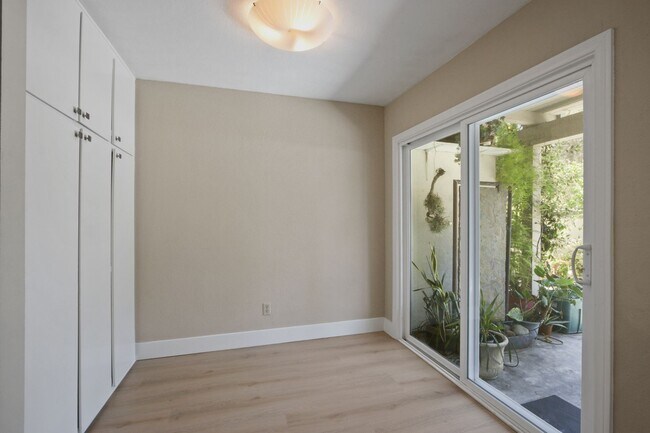 Building Photo - 23732 Hillhurst Dr