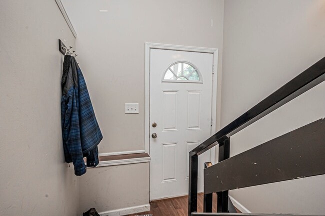 Building Photo - Spacious home close to K-State!