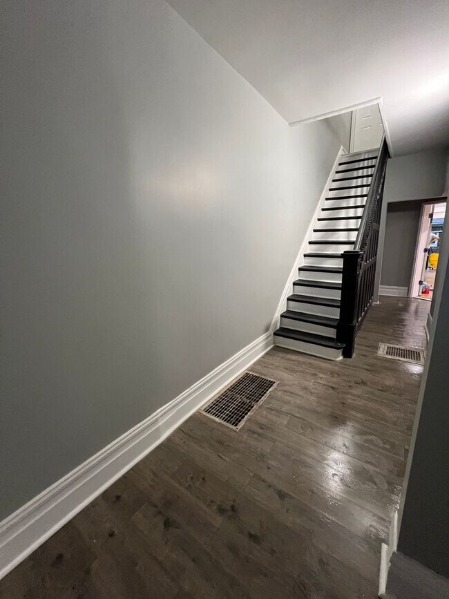 Building Photo - 2 Bedroom Duplex in Pittsburgh