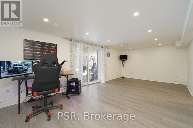 Photo du bâtiment - 2b Roycrest Ave