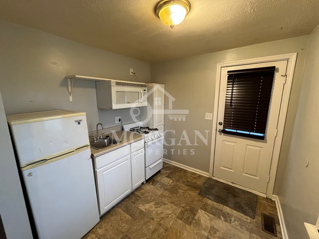 Building Photo - 830 E 7th St