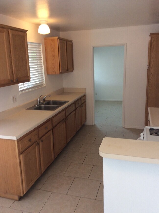 Building Photo - Spacious 3 bedroom with den and large cove...